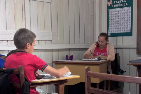 Professora que dava aula e cozinhava em escola sem paredes celebra nova fase no AC: 'Hoje tenho ajuda'