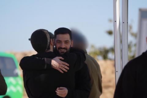 Hamas entrega os 20 reféns vivos a Israel; Trump diz que guerra acabou