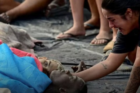 Ao menos 72 corpos são levados por moradores para praça na Penha; total de mortos após megaoperação chega a 130